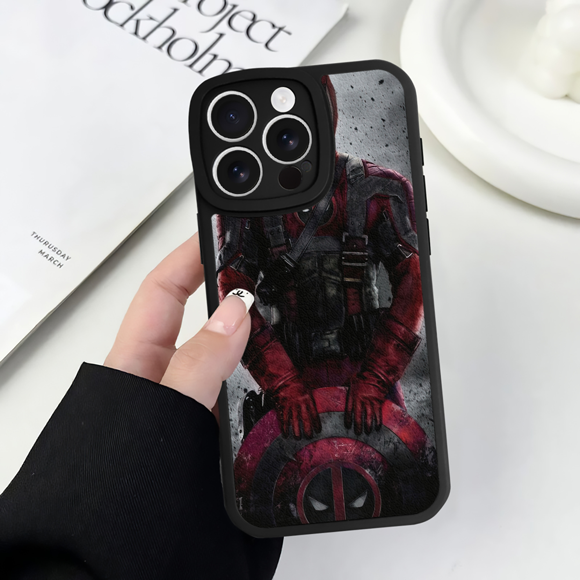 （画像用） Deadpool デッドプール 【iPhone 16シリーズ対応】シリコンスマホケース（レザー調） 材質：シリコン